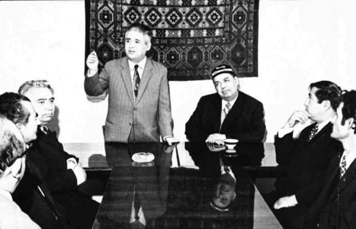 Китобҳо. Мероси адабии Мирзо Турсунзода meros